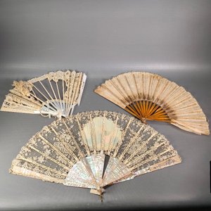 Lote de Tres Abanicos Antiguos: Nácar Decorado y Madera Pintada a Mano - imagen 18
