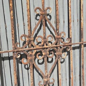 Antigua Reja de Hierro Forjado con Diseño Ornamental - imagen 2
