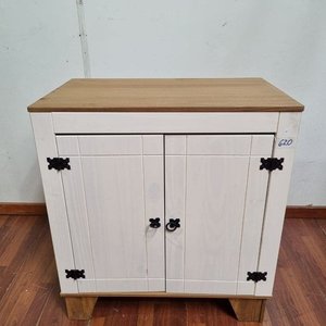 Lote siguiente: Mueble Bajo Auxiliar Blanco con Puertas Batientes y Herrajes Rústicos