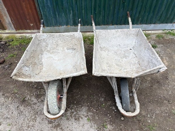 Dos Carretillas de Construcción Usadas