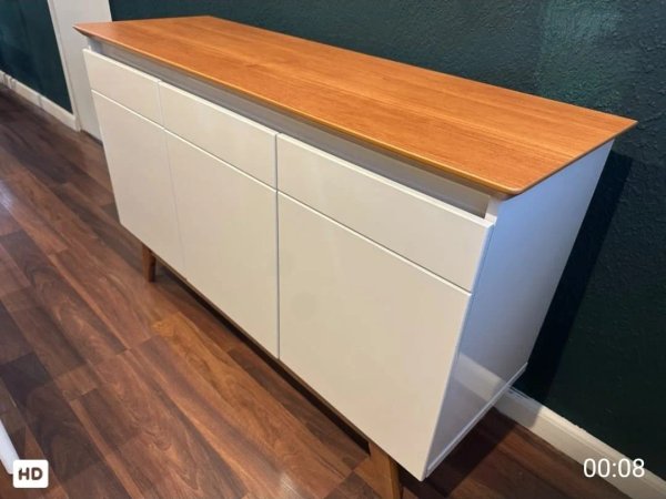 Aparador Blanco con Tapa de Madera y Patas Cónicas