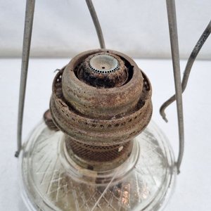 Antigua Lámpara de Aceite de Cristal Tallado con Estructura Metálica - imagen 3