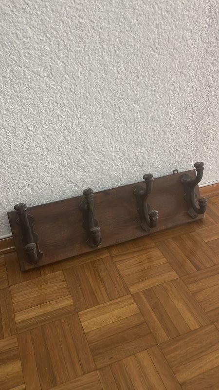 Perchero rústico en madera con 4 perchas - imagen 4