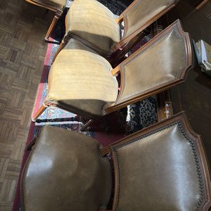 Juego de Comedor Clásico: Mesa y 6 Sillas de Madera con Incrustaciones y Tapizado de Cuero - imagen 18