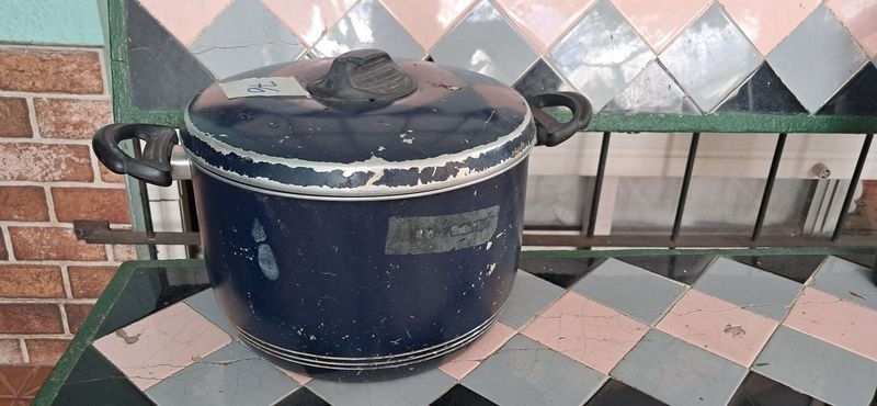 Olla Azul con Manija Negra y Etiqueta Blanca - imagen 2
