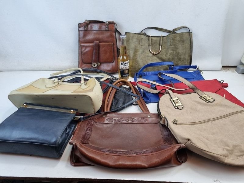 Lote de 9 Carteras de Dama: Variedad de Modelos y Colores