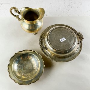 Jarra y dos centros de mesa metálicos con detalles ornamentales - imagen 2