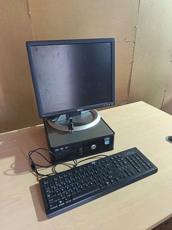 Computadora de Escritorio Dell con Monitor, Teclado y Mouse Funcional