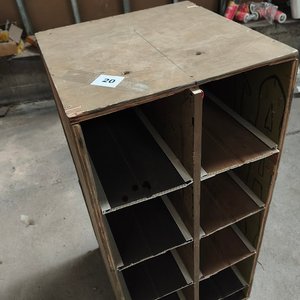 Mueble Organizador Vertical de Madera con 8 Compartimentos - imagen 4