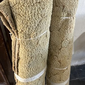 Lote anterior: Dos Alfombras Beige Enrolladas