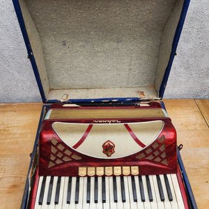 Lote anterior: Acordeón Hohner Rojo con Caja Original y Correa
