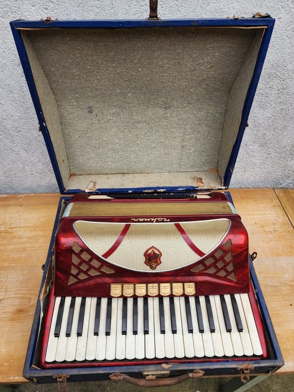 Acordeón Hohner Rojo con Caja Original y Correa