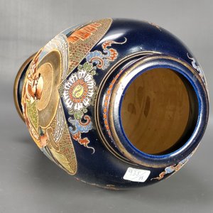 Jarrón Satsuma Azul con Diseño en Relieve y Figuras Orientales - 31.5 cm - imagen 8