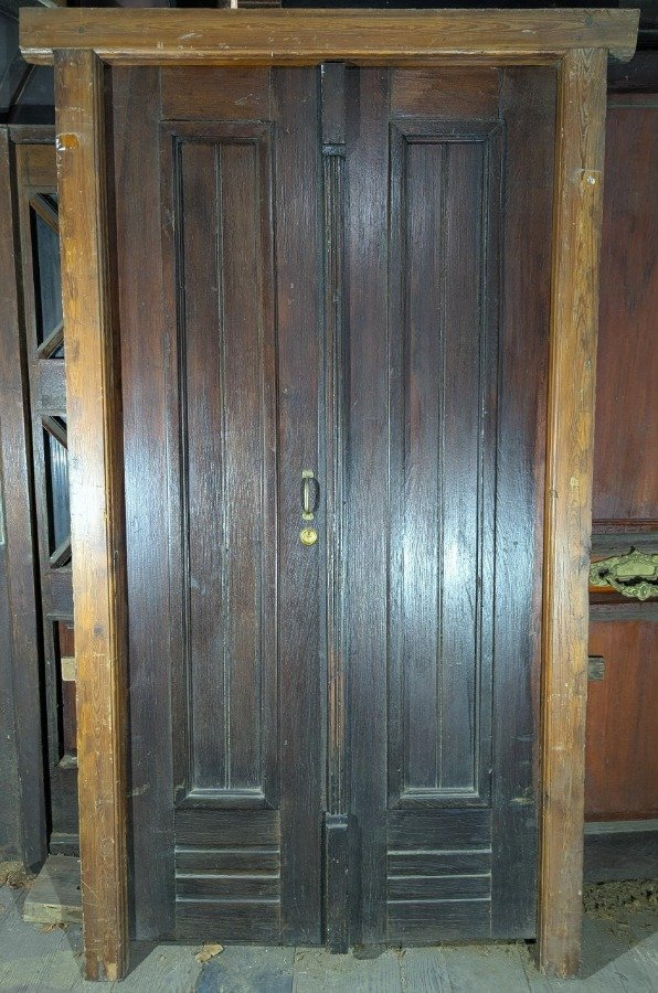 Lote siguiente: Puerta antigua de frente con panelado de cedro y llaves