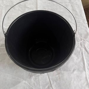 Set de 5 Baldes Negros de Plástico con Asa Metálica - imagen 1