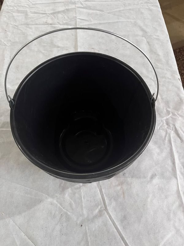 Set de 5 Baldes Negros de Plástico con Asa Metálica