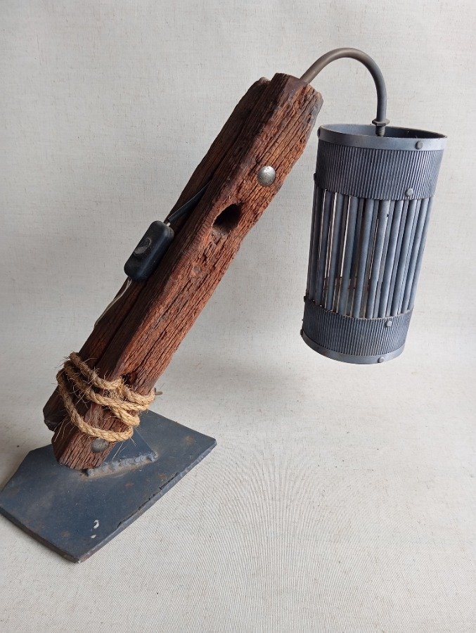 Lámpara rustica de madera y hierro - imagen 2