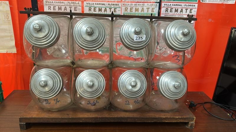 Lote siguiente: Caramelera antigua con 8 compartimentos y tapas de aluminio