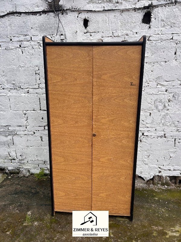 Mueble de dos puertas con estantes - imagen 1