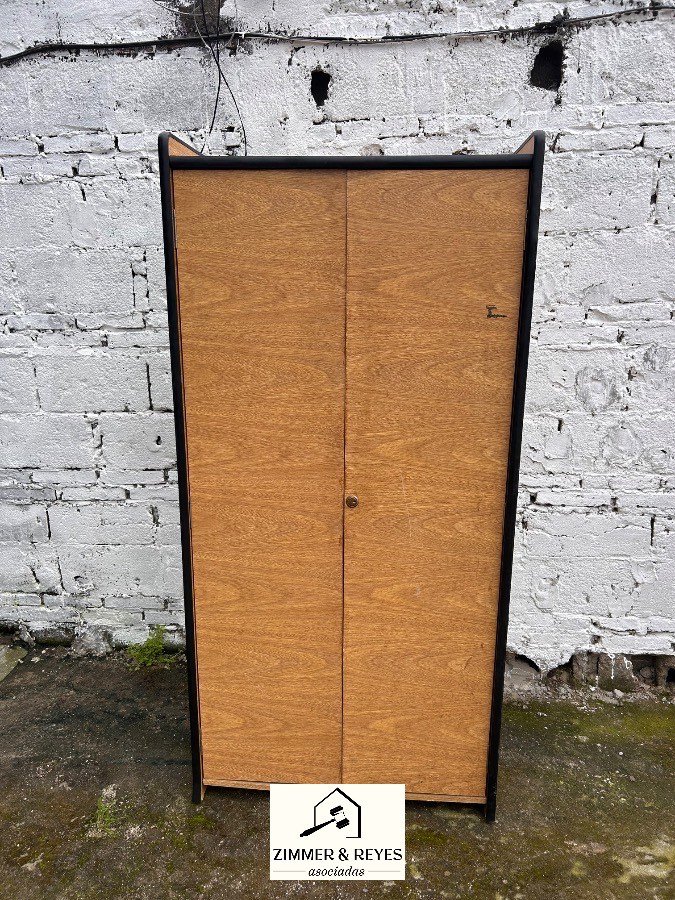 Mueble de dos puertas con estantes