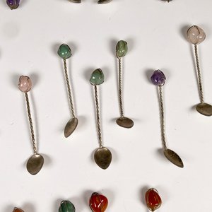 Diecinueve Cucharitas de Metal con Ágatas de Colores - imagen 4