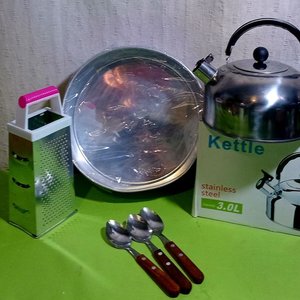 Lote siguiente: Tartera de Aluminio, Hervidor de Acero Inoxidable, Rallador y Cucharas