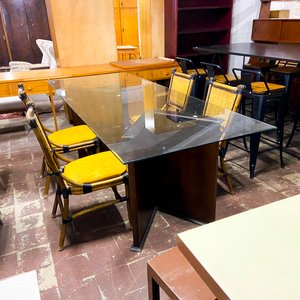 Mesa de Vidrio con Sillas de Caña y Madera - imagen 1