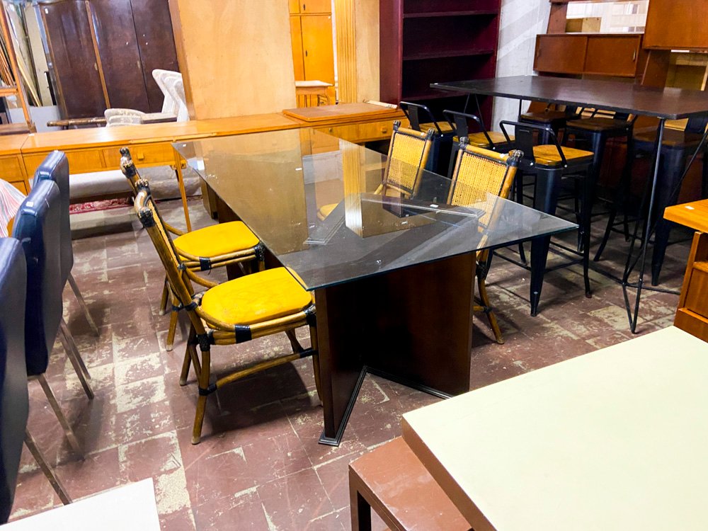 Mesa de Vidrio con Sillas de Caña y Madera
