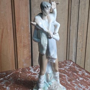 Figura de Porcelana Lladro "El Buen Pastor" con Cordero, Altura 28 cm - imagen 2