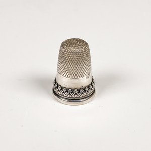 Lote siguiente: Dedal de Plata con Interior Vermeil y Detalles Ornamentales