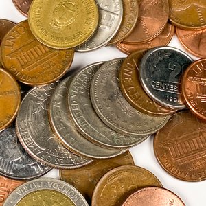Setenta y cuatro monedas de colección de diversos países - imagen 4