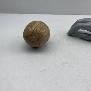 Maraca Artesanal de Madera con Diseño Tallado - imagen 3