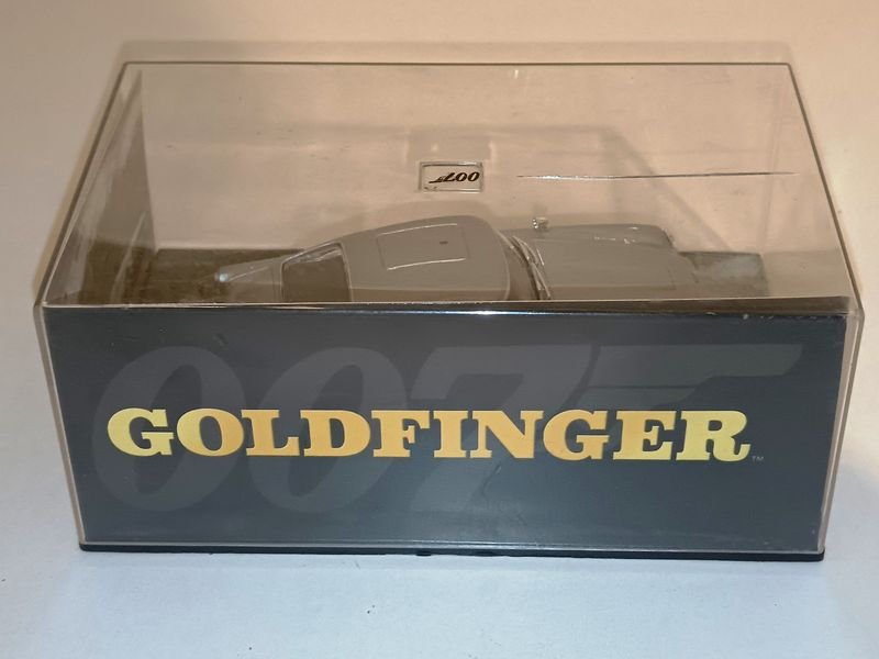 Replica de coche espía Aston Martin DB5 'Goldfinger' en escala - imagen 3