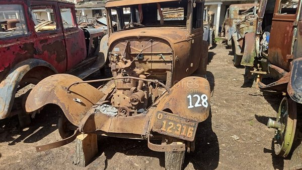 Antiguo Automóvil Clásico Ruedas y Chapa Patente