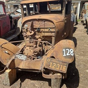 Lote siguiente: Antiguo Automóvil Clásico Ruedas y Chapa Patente