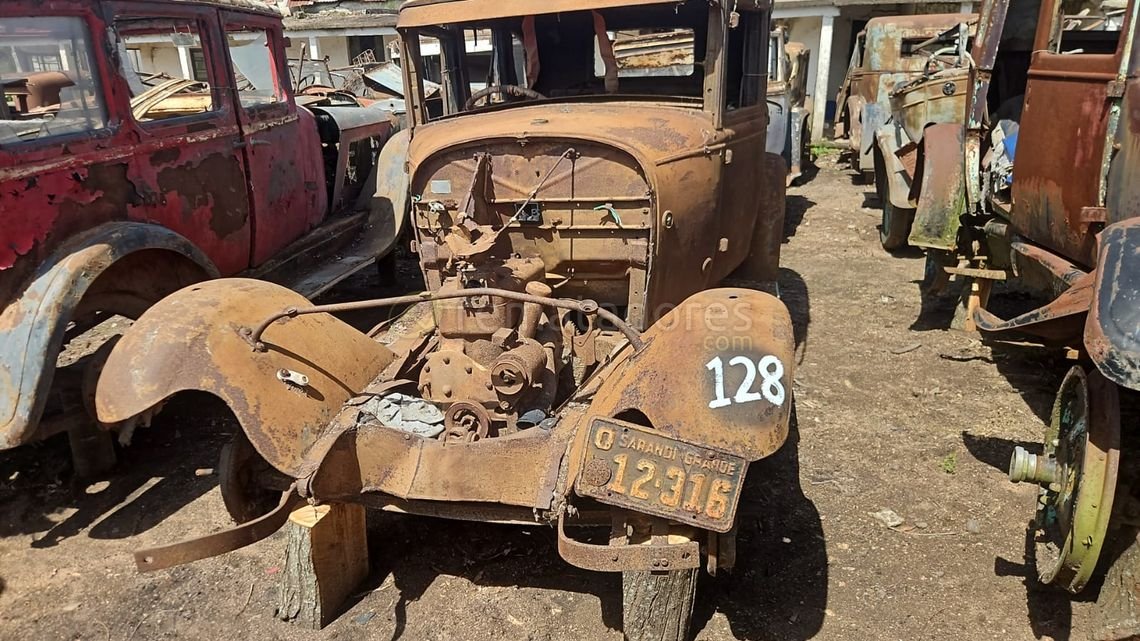 Antiguo Automóvil Clásico Ruedas y Chapa Patente