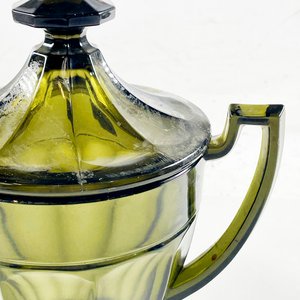 Bombonera de Vidrio Verde Facetado con Asas y Tapa - imagen 3