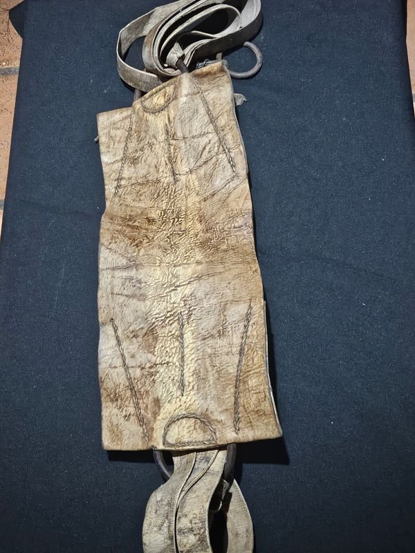 Bolsa de Cuero Rústica con Tiras y Hebillas