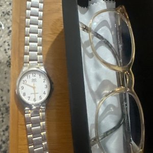 Lote anterior: Reloj de Pulsera y Lentes con Estuche