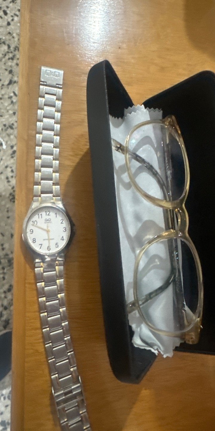 Reloj de Pulsera y Lentes con Estuche