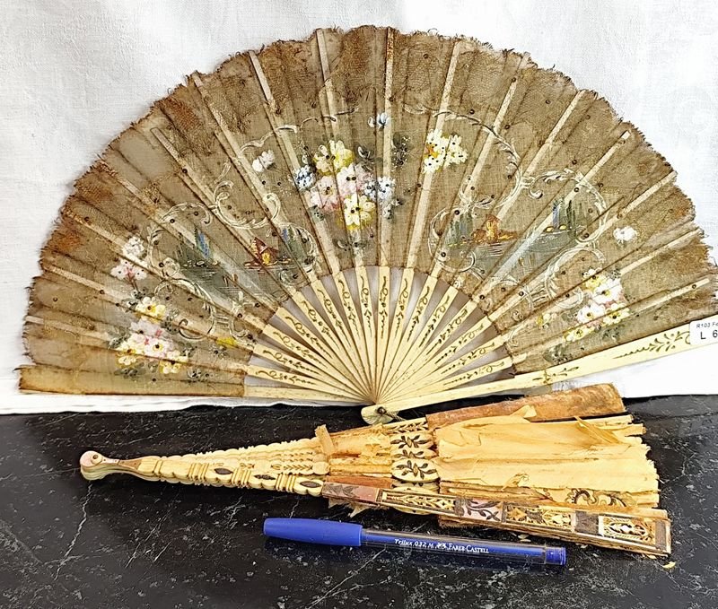 Lote siguiente: Antiguo abanico en hueso o similar pintado a mano con detalles lógicos por su edad