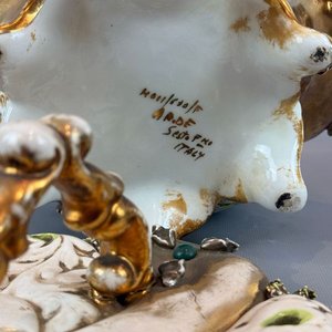 Gran Bombonera Capodimonte de Cerámica Dorada y Blanca con Detalles Verdes - imagen 3