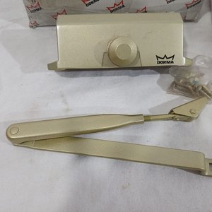 Lote siguiente: 2 Brazos para Puerta: Dorma Nuevo y Kallay Usado