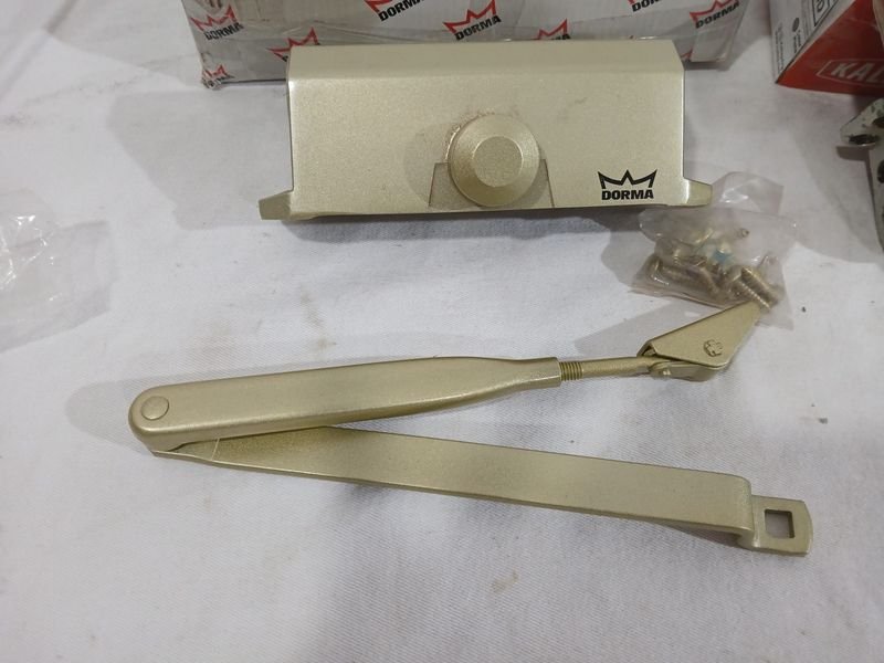 2 Brazos para Puerta: Dorma Nuevo y Kallay Usado