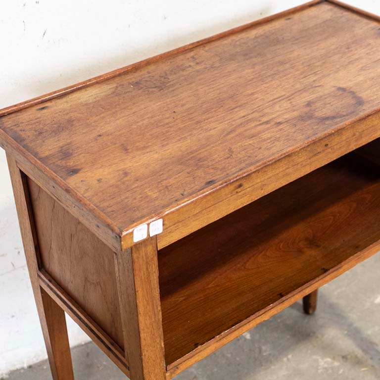 Mesa de madera rústica con estante y detalles - imagen 2