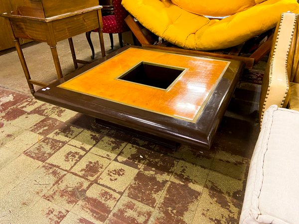 Mesa de centro cuadrada con tapa de madera y hueco central - imagen 1