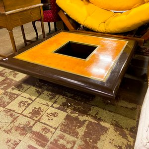 Mesa de centro cuadrada con tapa de madera y hueco central - imagen 1