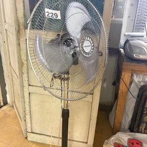 Ventilador de Pie Hometech Plateado con Control Remoto - imagen 2