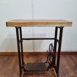 L 959 - Mesa auxiliar con base de maquina de coser antigua en hierro forjado y tapa de madera maciza (Medidas 71x36x81cm) - imagen 2