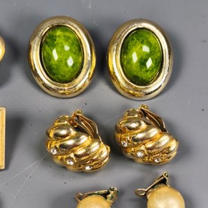 Lote de 9 pares de caravanas variadas: doradas, plateadas y con piedras verdes y perlas - imagen 7
